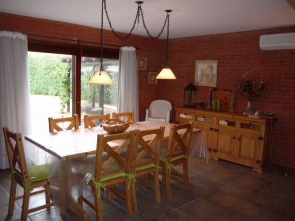 Hermosa casa para alquilar a tres cuadras del mar en Pinares.